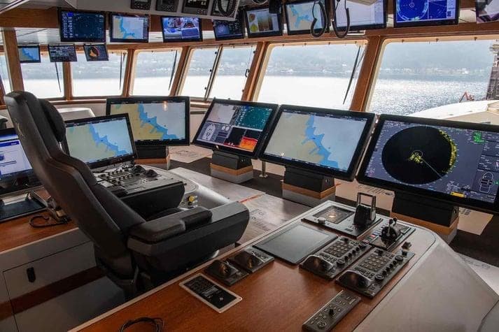 Bridge console with electronic chart and radar displays