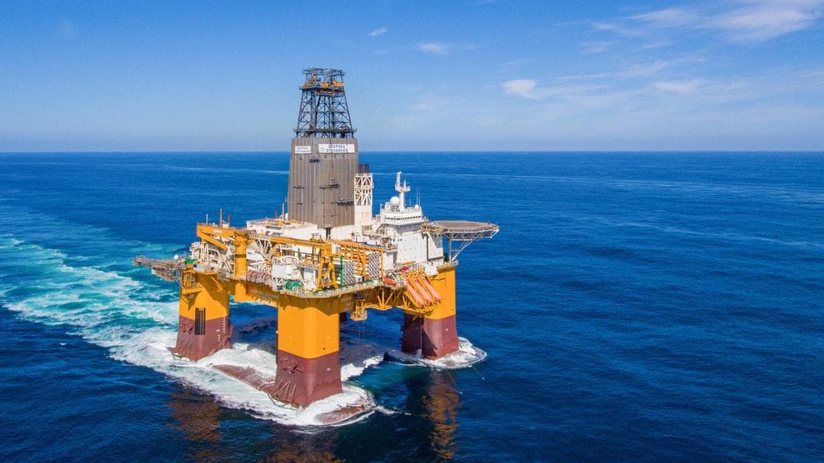 Semi-submersible drilling rig under tow